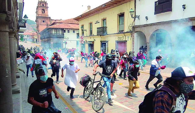 Replegados. Con bombas lacrimógenas, policías en Cusco evitaron que manifestantes ingresen a la Plaza Mayor. Foto: La República
