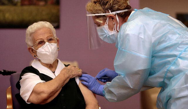 Araceli Hidalgo de 96 años, asegura que ni sintió el pinchazo de la vacuna. Foto: EFE