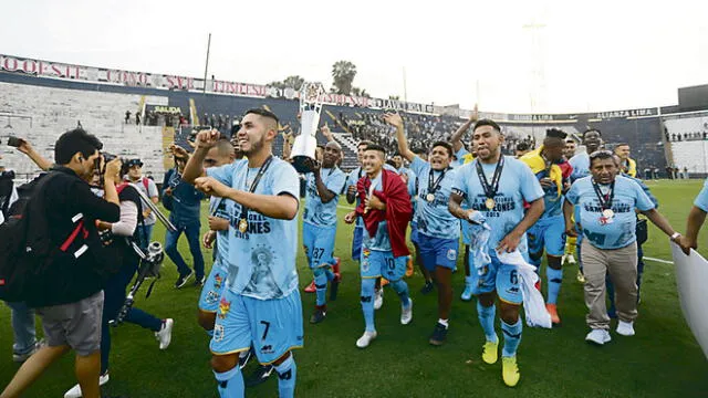 la vuelta del campeón. Festejo en Matute y Polar con la bandera de Arequipa.