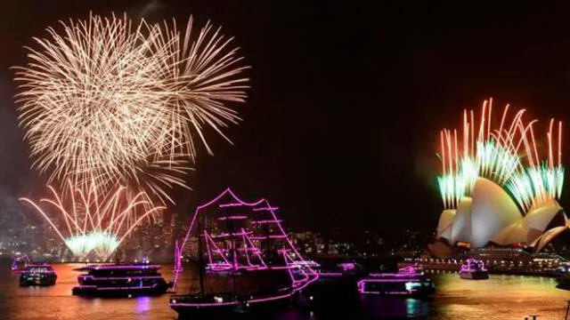Vista de los fuegos artificiales sobre el puerto de Sydney con motivo de las celebraciones de Año Nuevo, este martes 31 de diciembre, en Australia ya 1 de enero de 2020. Foto: EFE.