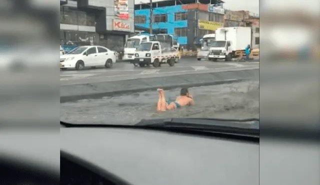 Mujer se baña en charco de agua en plena autopista