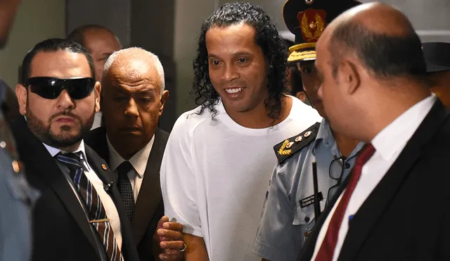 Ronaldinho sale de la cárcel en Paraguay, pero seguirá su proceso en un hotel de Asunción. | Foto: AFP