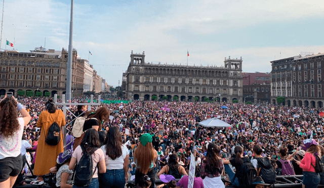 Mujeres, niños y hombres marcharon hasta el Zócalo. (Foto: Twitter)