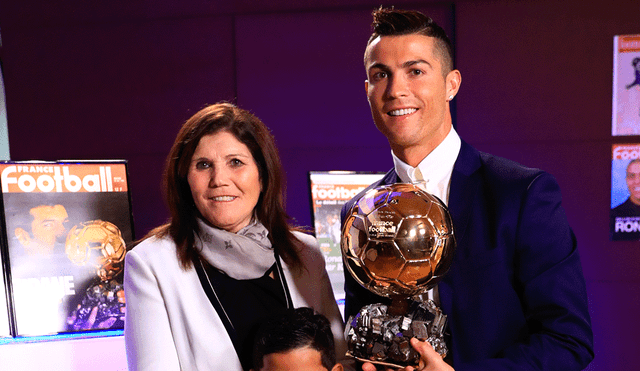 La madre de Cristiano Ronaldo aseguró que debido a la "mafia del fútbol" su hijo no ha ganado más Balones de Oro. | Foto: AFP