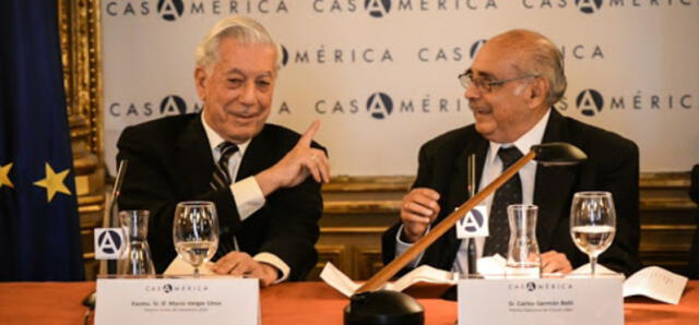 Juntos. Mario Vargas Llosa y Carlos Germán Belli en un homenaje a este último en Casa de América.