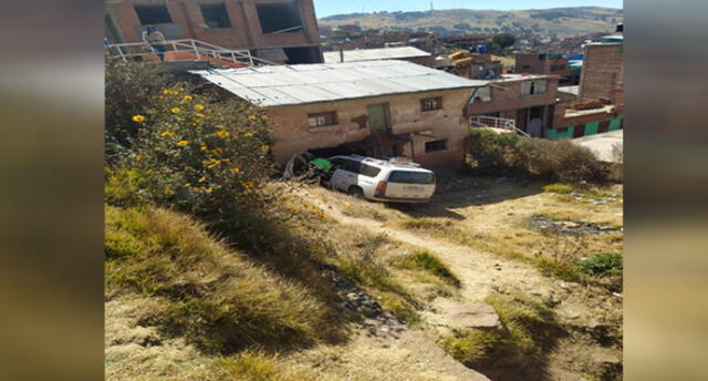 Taxi terminó empotrado en una vivienda de adobe. Ocurrió en la ciudad de Puno.