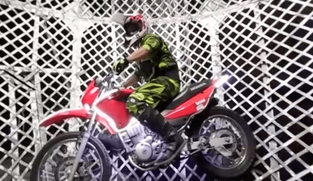 Motociclista se estrella contra el piso durante maniobra en el ‘Globo de la muerte’ [VIDEO]