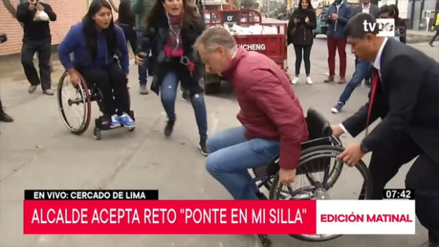 Jorge Muñoz pudo comprobar lo difícil de movilizarse con silla de ruedas con rampas no exclusivas. (Foto: Captura de TV Perú)