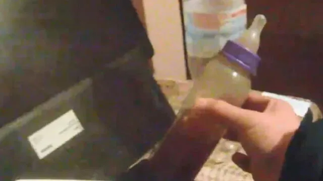 Padres abandonan a su hija de 18 meses y la encuentran con un biberón lleno de vodka [VIDEO]
