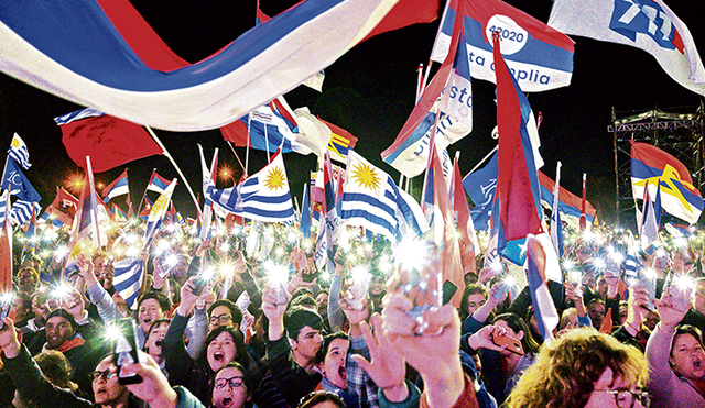 Cierre de campaña. Partidarios del candidato por el partido gobernante Frente Amplio, Daniel Martínez, en campaña en Montevideo. (AFP)