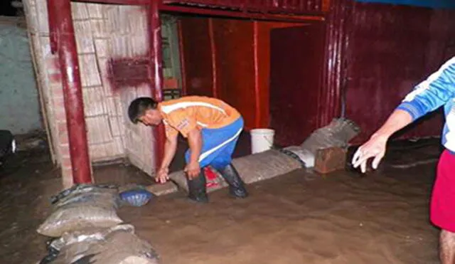 Cañete: desborde de acequia inunda asentamiento humano [VIDEO]