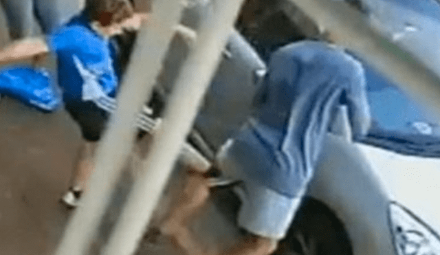 Niño lanza patada a delincuente para defender a su madre durante atraco [VIDEO]