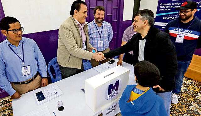 Comicios. Julio Guzmán fue a votar al Partido Morado. Su agrupación busca ingresar al nuevo Parlamento.