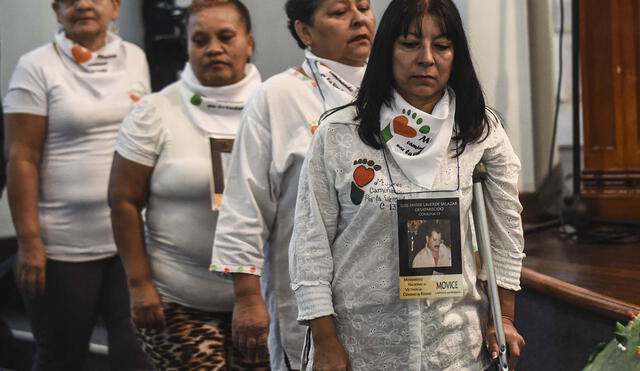 Los familiares de las víctimas desaparecidas de la Operación Orión asisten a una audiencia de la Jurisdicción Especial para la Paz (JEP) en Medellín, Colombia el 17 de julio de 2019.