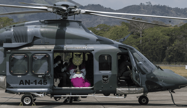 El arzobispo de Panamá dio inicio a la Semana Santa desde un helicóptero en plena cuarentena. Foto: AFP