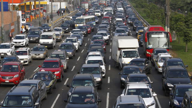 Congestión vehicular en la avenida Javier Prado, a la altura de la Universidad de Lima, entre Surco y La Molina. (Foto: Renato Pajuelo / Grupo La República)