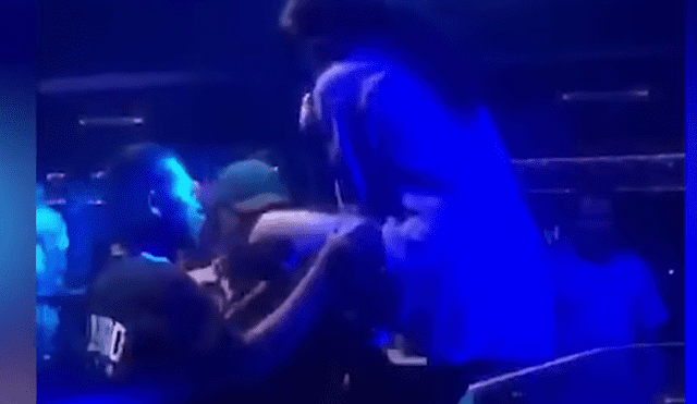 YouTube: manoseó a cantante en escenario y ella respondió con brutal golpiza [VIDEO]
