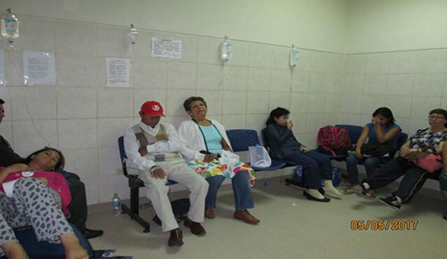 Pacientes esperan en sillas más de dos días para ser atendidos 