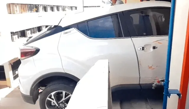 Mujer se equivoca de pedal al estacionar su auto y casi cae desde un cuarto piso [VIDEO]