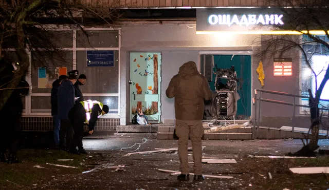 Delincuentes explotan un cajero automático e inundan la calle de cientos de billetes [VIDEO]