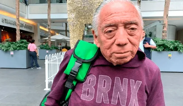 Hombre de 74 años reparte a pie pedidos de comida por delivery [VIDEO]