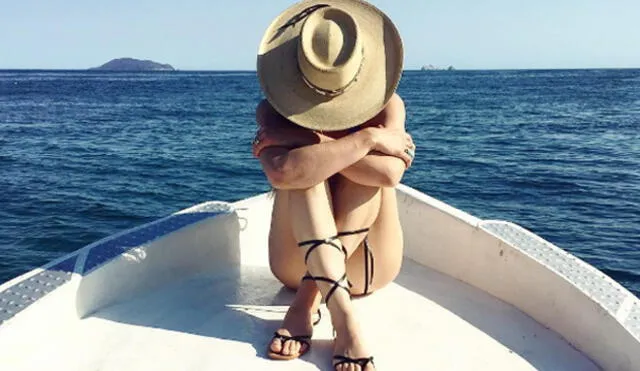 Instagram: No tenía vestidos bonitos y decidió aparecer desnuda en todas sus fotos