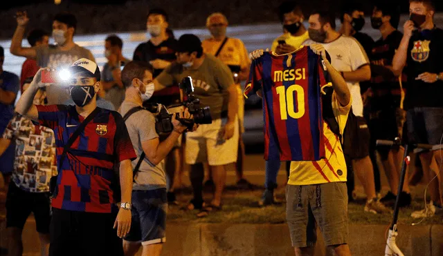 Las protestas se produjeron luego que los medios anunciaran la noticia sobre la posible salida de Messi. Foto: EFE.