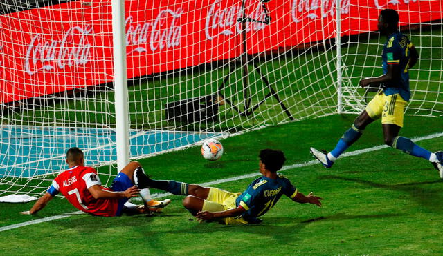 Alexis Sánchez anotó el segundo gol de Chile contra Colombia por la fecha 2 de las Eliminatorias Qatar 2022. Foto: EFE