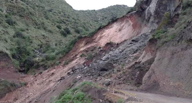 La caída de lodo y piedras sobre la vía ubicada en la region de Moquegua.