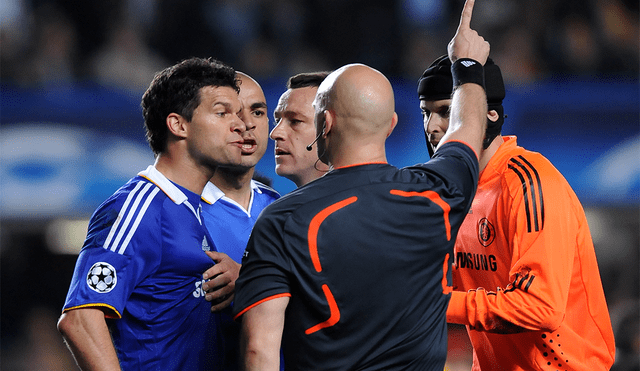 Jugadores del Chelsea encarando al árbitro noruego Tom Henning Ovrebo. | Foto: AFP