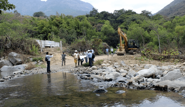 Autoridades llegaron al lugar donde se construirá puente.