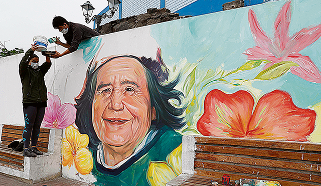 Artistas. Daniel Manrique y su esposa, Carla Magán, pintando el mural de Eustacia Julca, ‘Tachita’. (Foto: EFE)