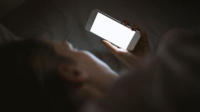 Joven tiene 500 'agujeros' en córneas por usar el máximo brillo en pantalla del celular