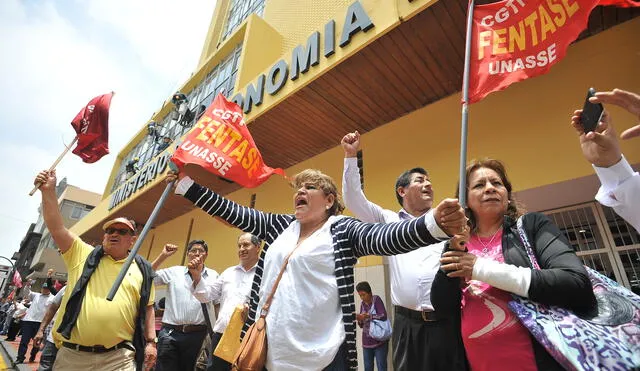 Trabajadores administrativos del Estado llevan 15 días de huelga