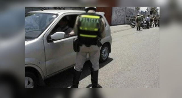 Puno: chofer acusa a tres policías de cobrarle coima y los detienen en Juliaca
