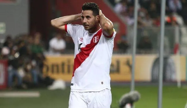 Claudio Pizarro falló el penal ante Argentina a los 2 minutos de empezado el partido.