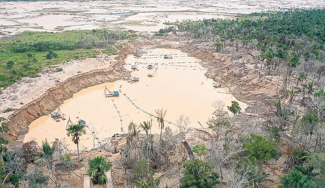 Depredadores. Después de varias operaciones de interdicción, los mineros ilícitos del oro retornaron a La Pampa con una millonaria inversión para imponer su propia ley de coima y crimen. Foto: Antonio Melgarejo/ La República.