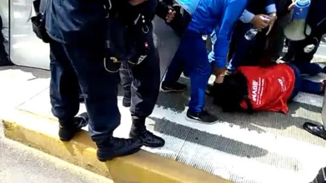  Altercados entre policías y trabajadores de Inabif en protesta [VIDEO]