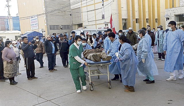 Atención. Heridos llegaron al servicio de emergencia del hospital Carlos Monge 
Medrano. Foto: difusión