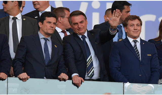 Jair Bolsonaro y Alejandro Domínguez se felicitaron tras el primer gol de Brasil vs. Perú. | Foto: AFP