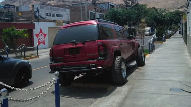 #YoDenuncio: camioneta invade vereda para estacionarse