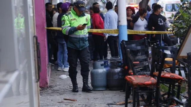 Policía investiga las causas de la deflagración del balón de gas que devino en una explosión, causando la muerte de un niño y dejando al menos a trece heridos. (Foto: Flavio Matos / La República)