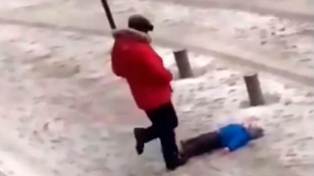 YouTube: padre pateó a su hijo al ver que se demoraba en levantarse del suelo 