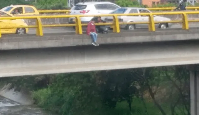 Policías colombianos salvan a un joven que pretendía suicidarse. Foto: Minuto 30