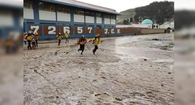 Escolares encontraron que la salida de su colegio estaba cubierta de granizo y agua..