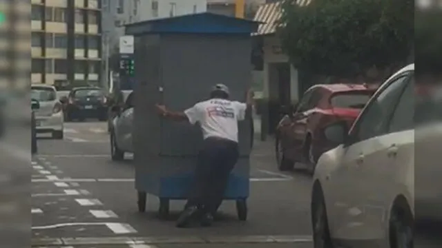 Miraflores: Ambulante lleva kiosko en medio del tráfico vehicular [VIDEO]