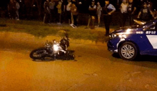 Un policía en retiro choca su carro contra una moto en la que huían dos delincuentes
