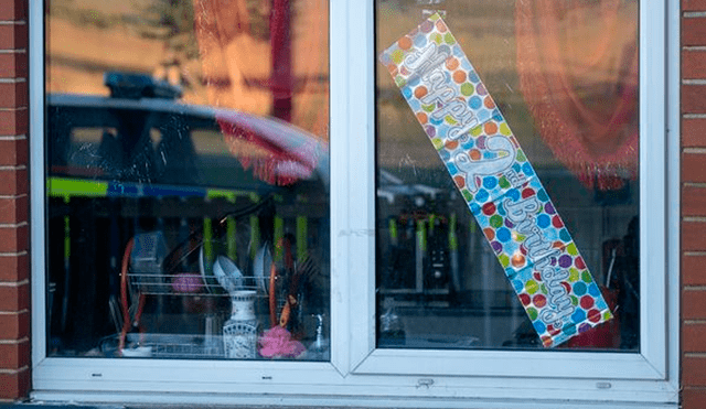 En la ventana de la casa aún se aprecia el cartel de celebración por el cumpleaños del bebé. (Foto: The Mirror)