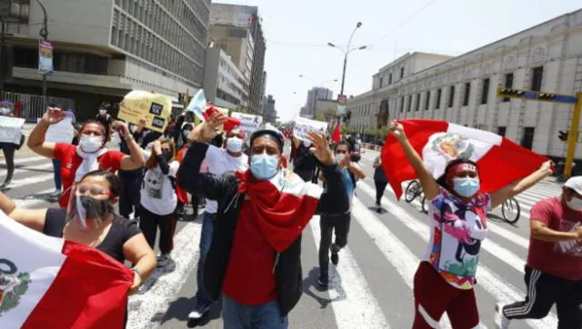 Con cacerolazos y arengas, ciudadanos celebran la renuncia de Manuel Merino a la presidencia