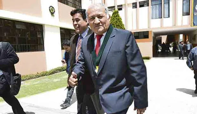 Fiscalía archiva proceso a gobernador de Moquegua y su hijo por excavadora